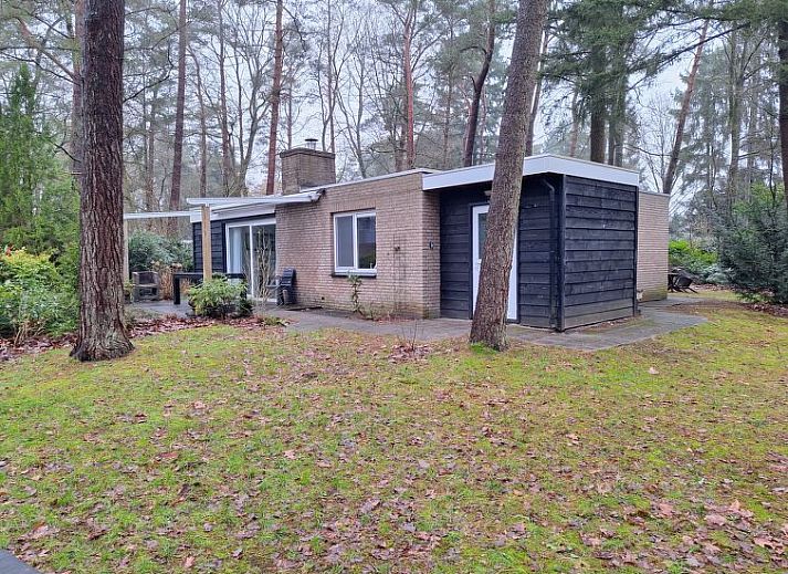 Moderne woonkamer in Vakantiehuis 4L, Lochem met comfortabele banken en open haard voor gezellige avonden in de Achterhoek.