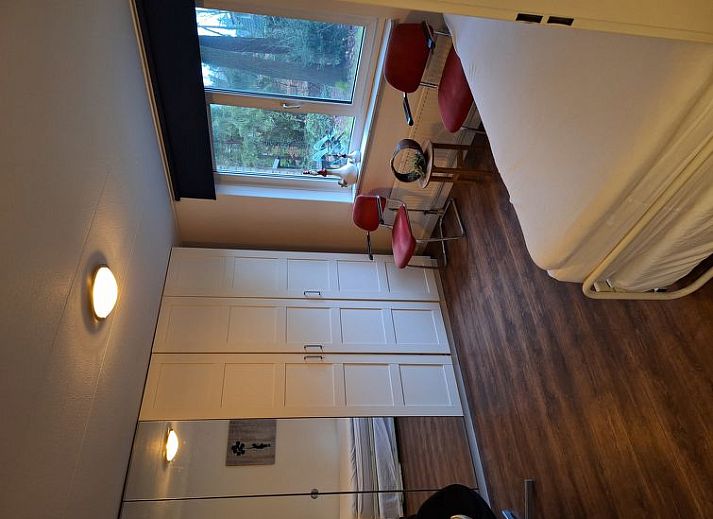 Eetruimte in Vakantiehuis 4L, Lochem, Achterhoek met een ruime tafel en stoelen voor gezellige familiediners in Gelderland.