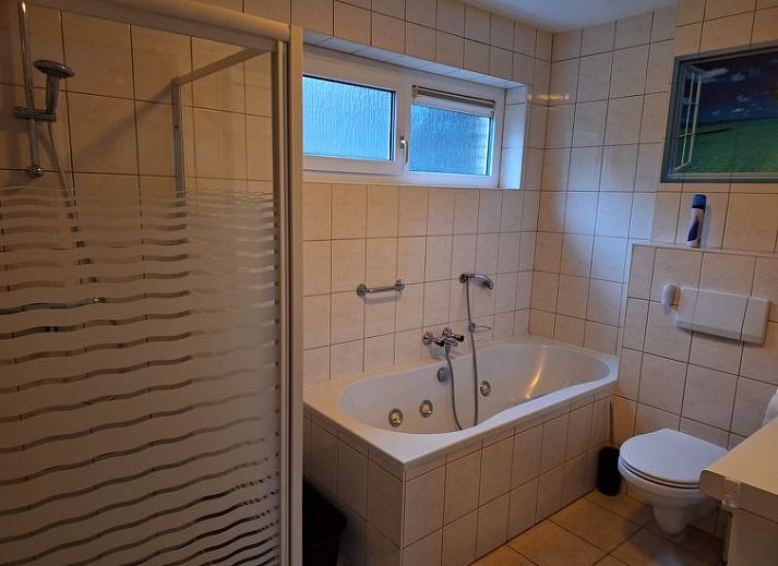 Eetruimte in Vakantiehuis 4L, Lochem, Achterhoek met een ruime tafel en stoelen voor gezellige familiediners in Gelderland.