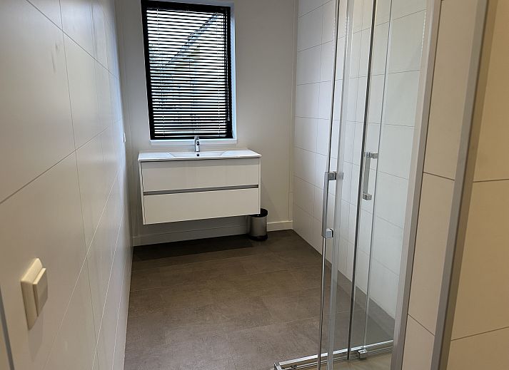 Ruime binnenruimte van Chalet in Lochem met eethoek en veel natuurlijk licht in de Achterhoek.