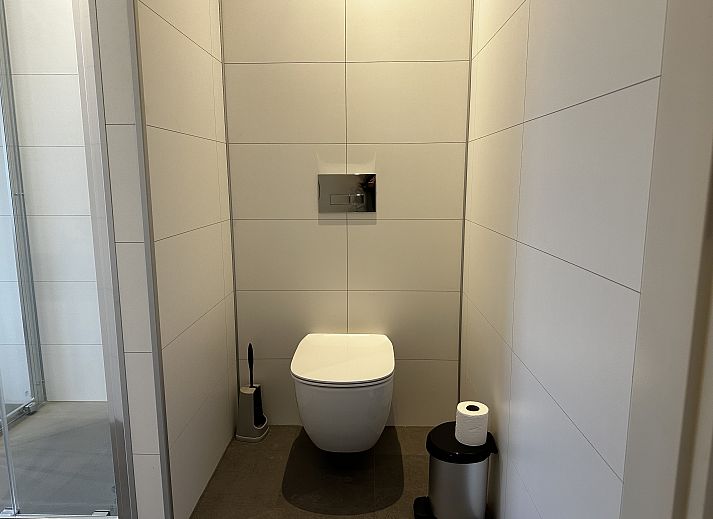 Ruime binnenruimte van Chalet in Lochem met eethoek en veel natuurlijk licht in de Achterhoek.