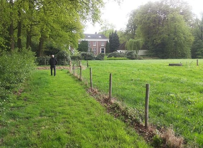 Sfeervol winterlandschap bij Huisje in Lochem, vakantiehuis in de besneeuwde natuur van de Achterhoek, Gelderland.