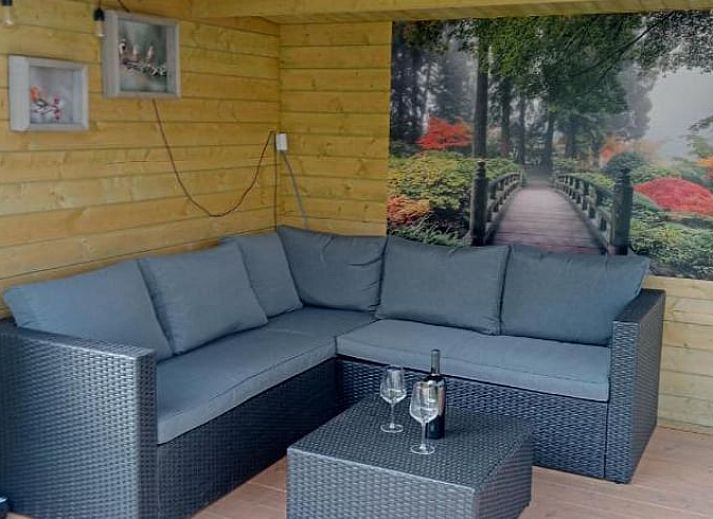 Gruener Garten mit Blumen am Ferienhaus in Lochem, ideal zum Entspannen.