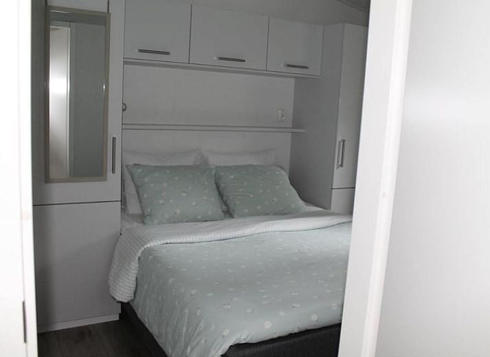 Sonniger Garten mit Schuppen im Ferienhaus in Lochem, Achterhoek, Gelderland.