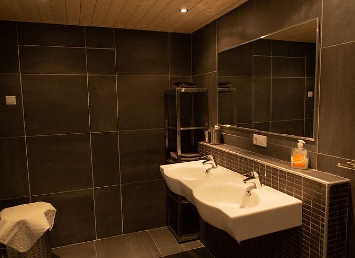 Luchtfoto van Vakantiehuis in Lochem, gelegen in de groene velden van de Achterhoek, Gelderland, met uitzicht op uitgestrekte natuur.