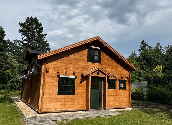 Vakantiehuis in Lochem, een charmante houten vakantiewoning in de groene Achterhoek, Gelderland, omgeven door natuur en rust.