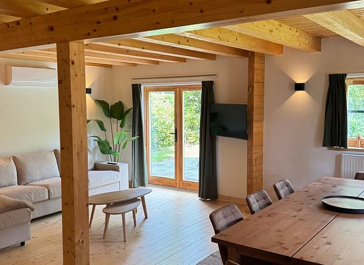 Vakantiehuis in Lochem, een charmante houten vakantiewoning in de groene Achterhoek, Gelderland, omgeven door natuur en rust.