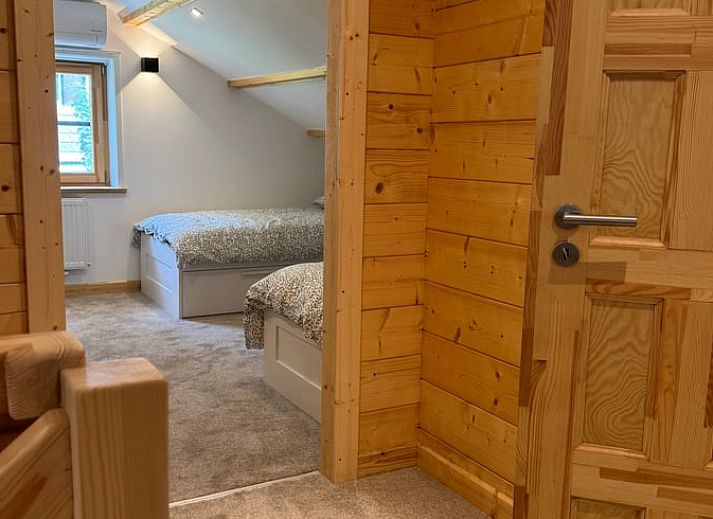 Gezellige woonkamer in Vakantiehuis in Lochem, Achterhoek, met uitzicht op terras en natuur in Gelderland.