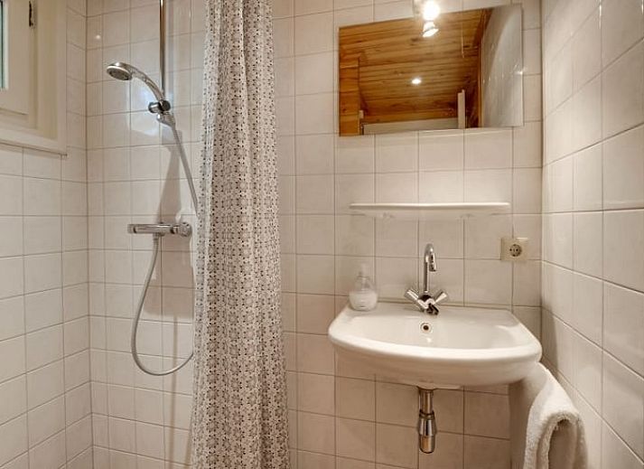 Gezellige eetkamer in Vakantiehuisje in Hengelo, Achterhoek, met uitzicht op de natuur.