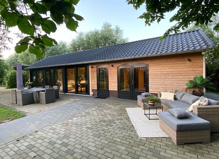 Geniet van de rust bij Huisje in Hengelo GLD, een vakantiehuis in de Achterhoek, Gelderland, met een ruim terras en groene omgeving.