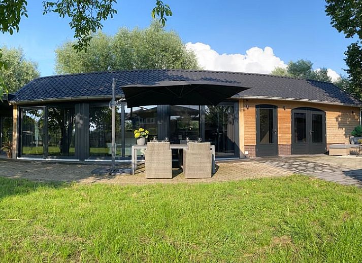 Geniet van de rust bij Huisje in Hengelo GLD, een vakantiehuis in de Achterhoek, Gelderland, met een ruim terras en groene omgeving.
