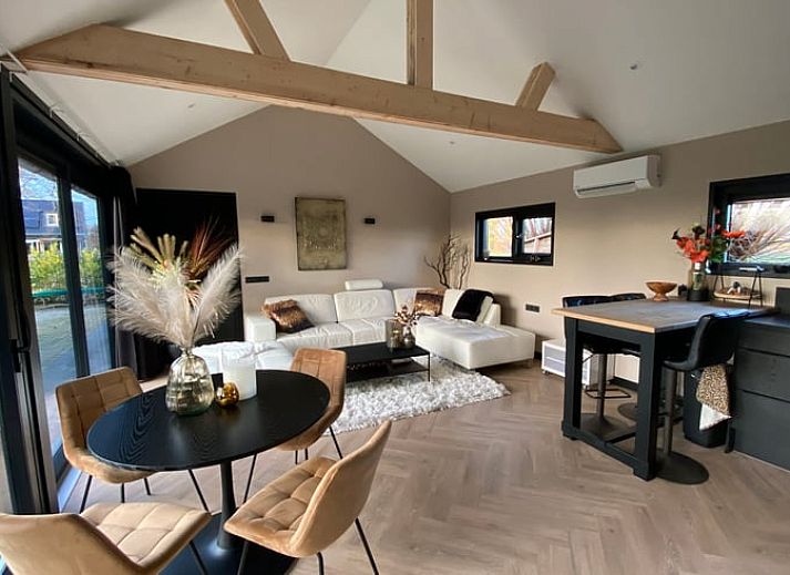 Ontspan op het ruime terras van Huisje in Hengelo GLD, een gezellig vakantiehuis in de groene Achterhoek, Gelderland.