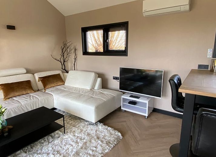 Ontspan op het ruime terras van Huisje in Hengelo GLD, een gezellig vakantiehuis in de groene Achterhoek, Gelderland.