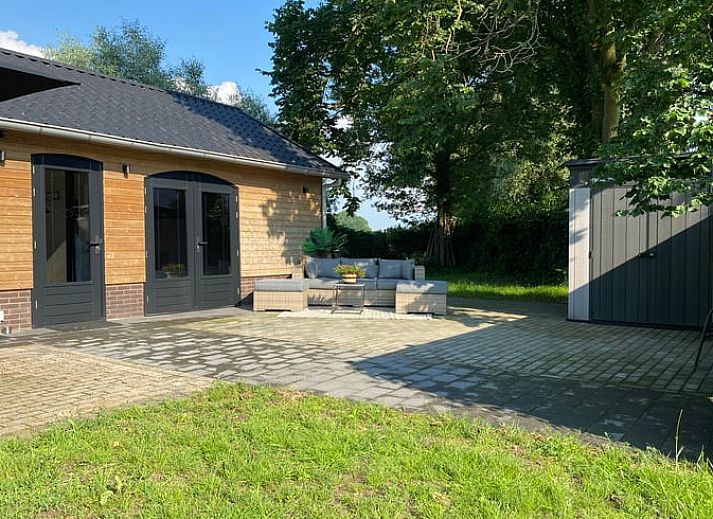 Gezellig vakantiehuis Huisje in Hengelo GLD met sfeervol verlicht terras, gelegen in de rustige natuur van de Achterhoek, Gelderland.