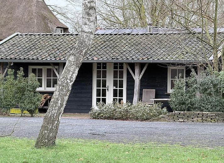 Cozy vacation home in Hengelo Gld, Achterhoek, with charming porch and natural surroundings in Gelderland.