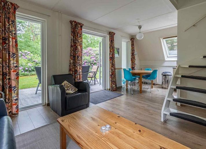 Ferienhaus in Harfsen, umgeben von bluehenden Rhododendren, Achterhoek, Gelderland.