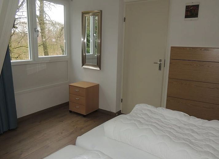 Schoener Garten des Ferienhauses in Harfsen mit bunten Blumen, Achterhoek, Gelderland.