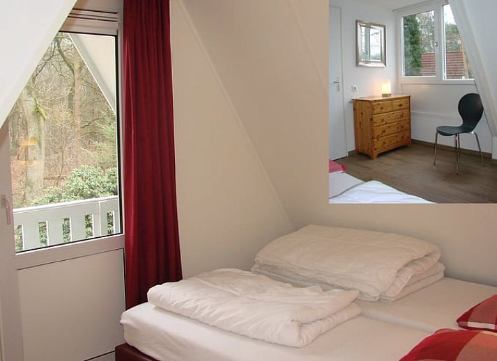 Schoener Garten des Ferienhauses in Harfsen mit bunten Blumen, Achterhoek, Gelderland.