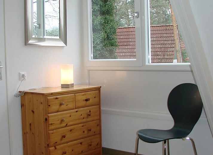 Schoener Garten des Ferienhauses in Harfsen mit bunten Blumen, Achterhoek, Gelderland.