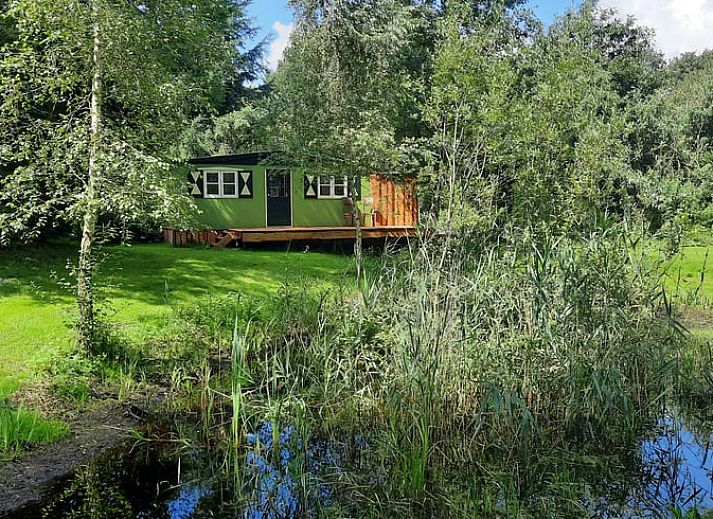 Ferienhaus in Harfsen, in der gruenen Landschaft von Achterhoek, Gelderland, mit Blick auf einen ruhigen Teich.