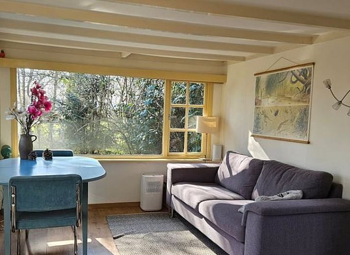 Ferienhaus in Harfsen, in der gruenen Landschaft von Achterhoek, Gelderland, mit Blick auf einen ruhigen Teich.