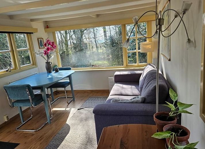 Ferienhaus in Harfsen, in der gruenen Landschaft von Achterhoek, Gelderland, mit Blick auf einen ruhigen Teich.