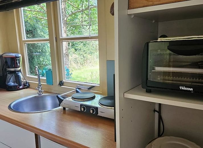 Entspannen Sie sich im Whirlpool im Ferienhaus in Harfsen, das in der gruenen Natur von Achterhoek, Gelderland, liegt.