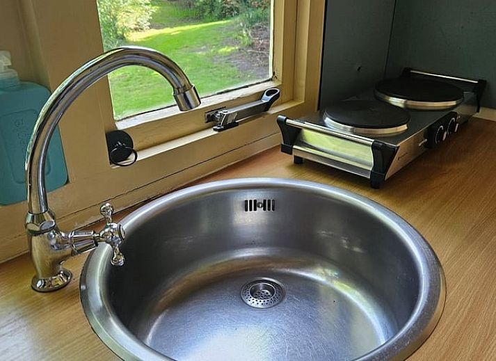 Entspannen Sie sich im Whirlpool im Ferienhaus in Harfsen, das in der gruenen Natur von Achterhoek, Gelderland, liegt.