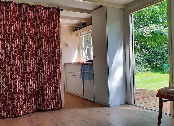 Entspannen Sie sich im Whirlpool im Ferienhaus in Harfsen, das in der gruenen Natur von Achterhoek, Gelderland, liegt.