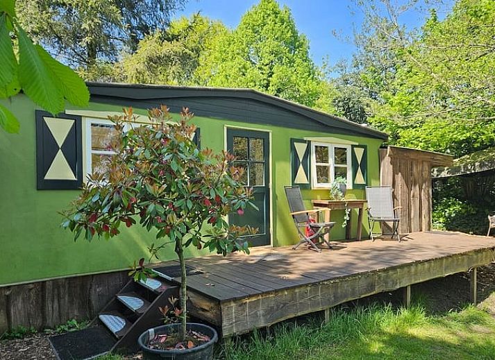 Entspannen Sie sich im Garten des Ferienhauses in Harfsen, Gelderland, mit Jacuzzi und rustikaler Umgebung in der Region Achterhoek.