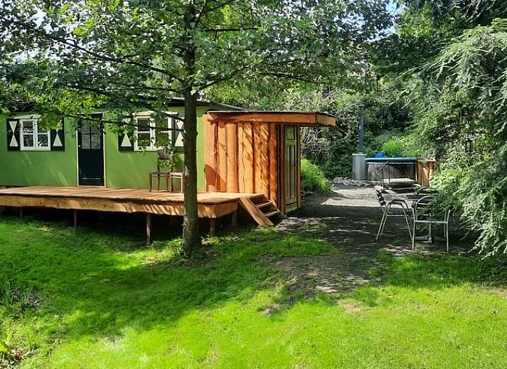 Entspannen Sie sich im Garten des Ferienhauses in Harfsen, Gelderland, mit Jacuzzi und rustikaler Umgebung in der Region Achterhoek.