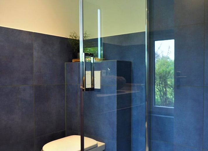 Houten terras bij Vakantiehuisje in Harfsen met uitzicht op de natuur