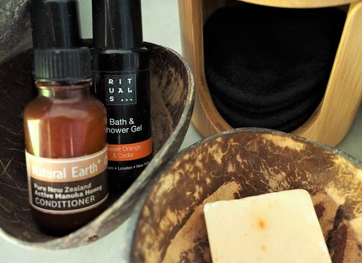 Houten terras bij Vakantiehuisje in Harfsen met uitzicht op de natuur