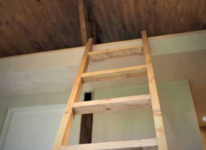 Houten terras bij Vakantiehuisje in Harfsen met uitzicht op de natuur