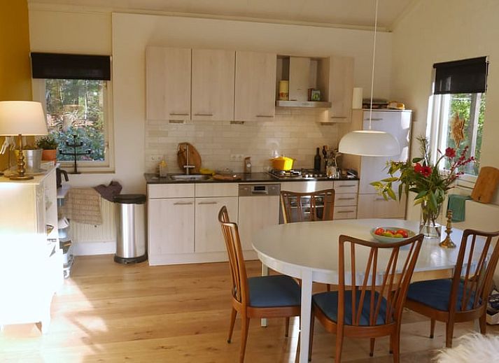 Moderne Kueche im Ferienhaus in Harfsen, Achterhoek, Gelderland mit Esstisch und Blumen.