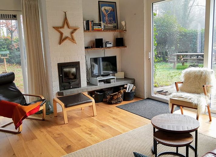 Moderne Kueche im Ferienhaus in Harfsen, Achterhoek, Gelderland mit Esstisch und Blumen.