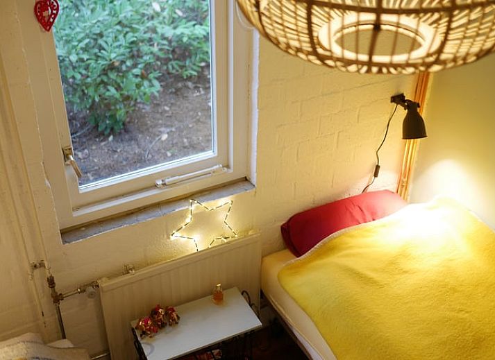 Gemuetliches Wohnzimmer im Ferienhaus in Harfsen mit Blick auf die Natur in Gelderland.