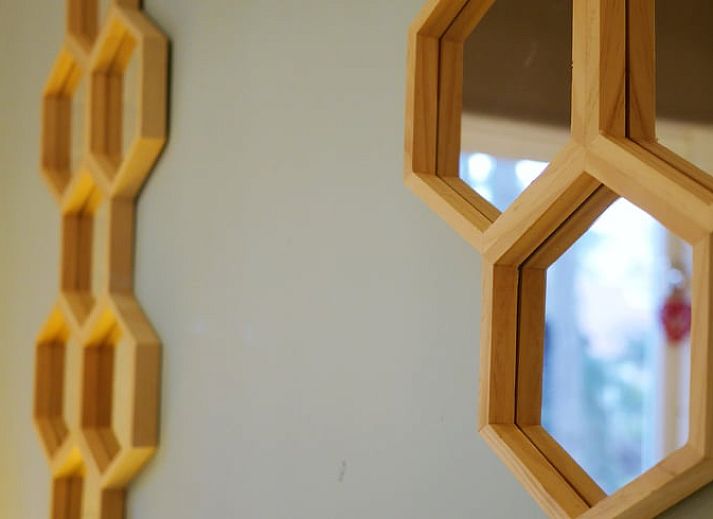 Schlafzimmer mit Gemaelde und bequemem Bett im Ferienhaus in Harfsen, Achterhoek.