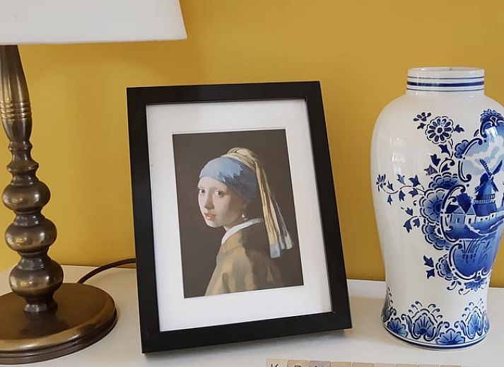 Schlafzimmer mit Gemaelde und bequemem Bett im Ferienhaus in Harfsen, Achterhoek.