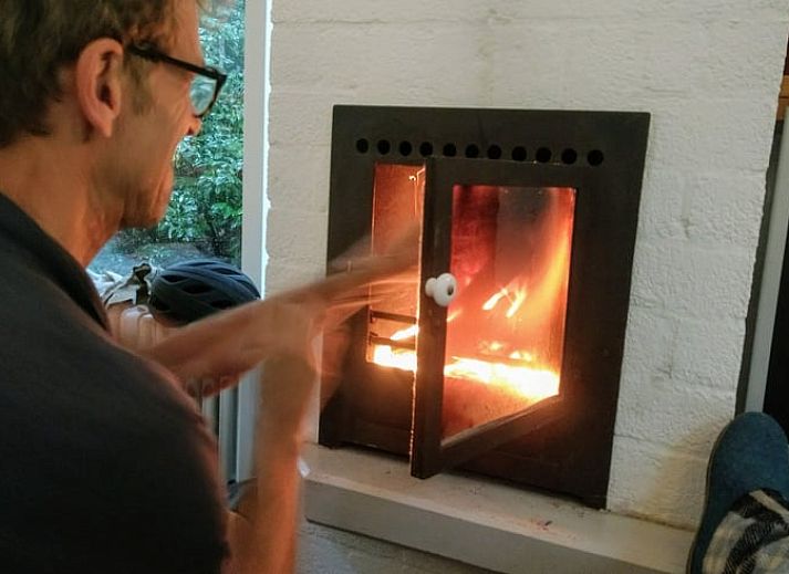 Schlafzimmer mit Gemaelde und bequemem Bett im Ferienhaus in Harfsen, Achterhoek.
