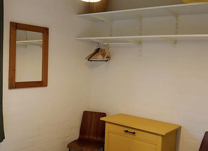 Schlafzimmer mit Gemaelde und bequemem Bett im Ferienhaus in Harfsen, Achterhoek.