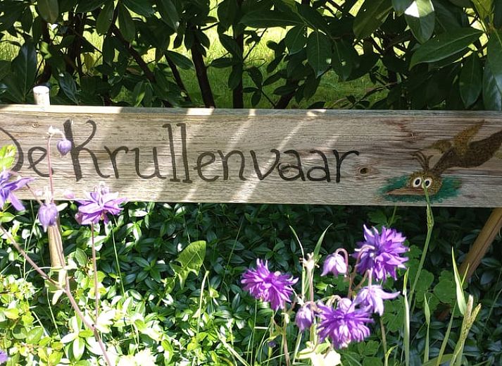 Schlafzimmer mit Gemaelde und bequemem Bett im Ferienhaus in Harfsen, Achterhoek.