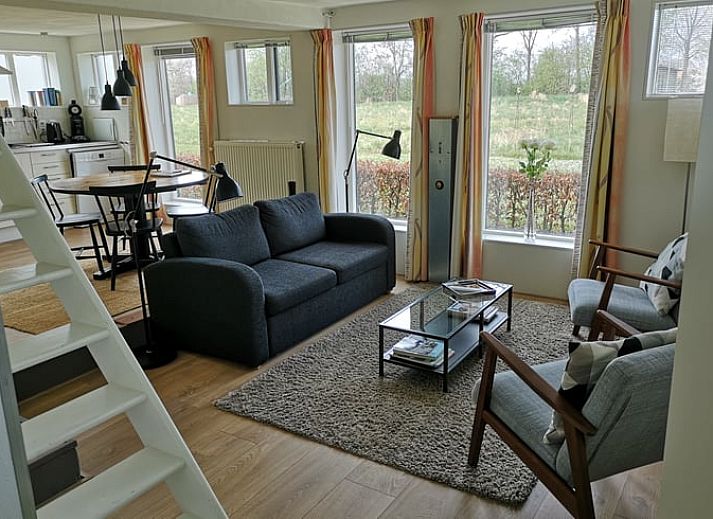 Ferienhaus in Harfsen, umgeben von bluehenden Baeumen in Achterhoek, Gelderland, ideal fuer einen entspannten Aufenthalt in der Natur.