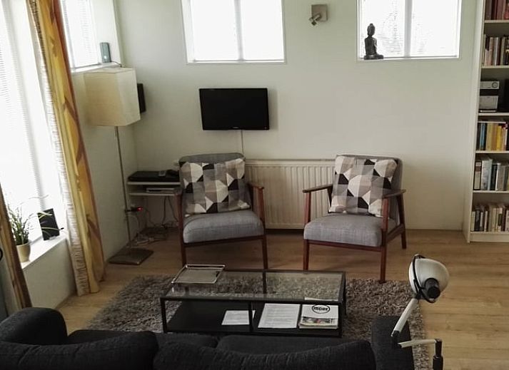 Ferienhaus in Harfsen, umgeben von bluehenden Baeumen in Achterhoek, Gelderland, ideal fuer einen entspannten Aufenthalt in der Natur.