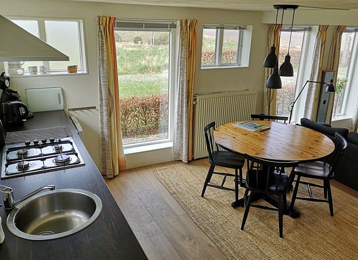 Ferienhaus in Harfsen, umgeben von bluehenden Baeumen in Achterhoek, Gelderland, ideal fuer einen entspannten Aufenthalt in der Natur.