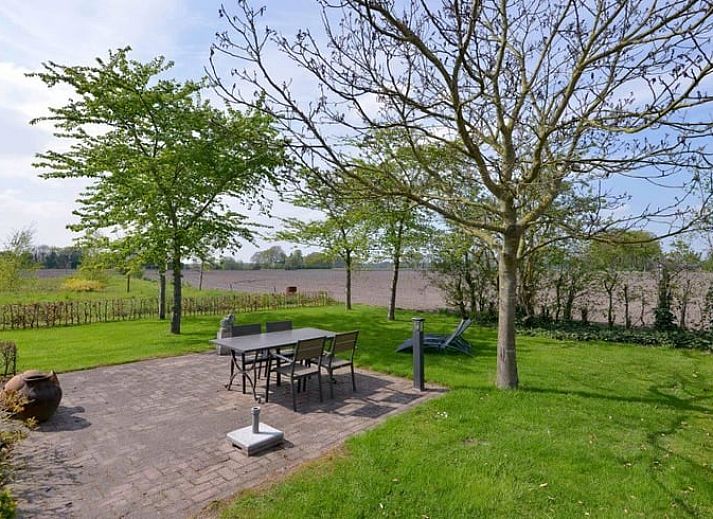 Gemuetliches Wohnzimmer im Ferienhaus in Harfsen, Achterhoek, Gelderland mit bequemen Stuehlen und modernen Moebeln.