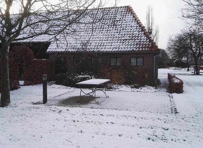 Gemuetliches Wohnzimmer im Ferienhaus in Harfsen, Achterhoek, Gelderland mit bequemen Stuehlen und modernen Moebeln.