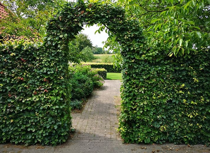 Gemuetliches Wohnzimmer im Ferienhaus in Harfsen, Achterhoek, Gelderland mit bequemen Stuehlen und modernen Moebeln.