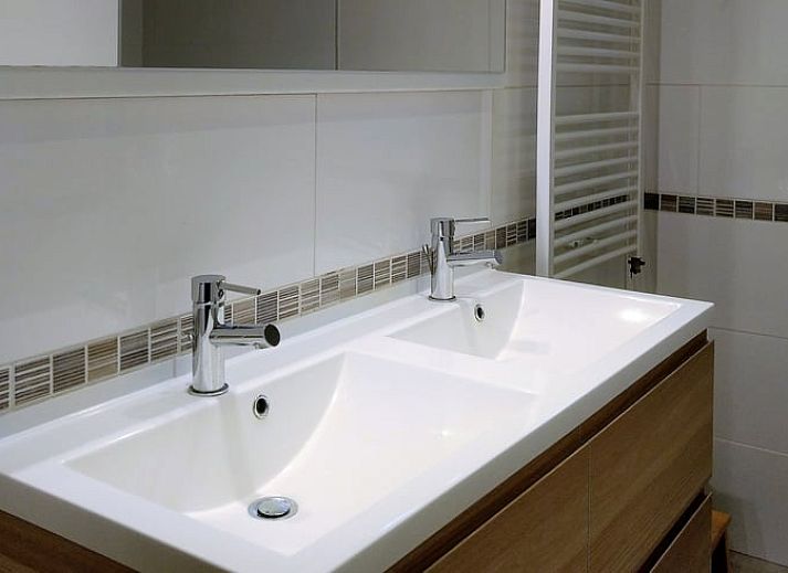 Gezellige keuken en eetruimte in Huisje in Harfsen, vakantiehuis in de Achterhoek, Gelderland, met uitzicht op de groene omgeving.