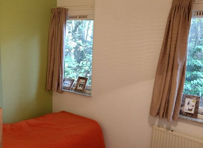 Ontspan in de serene tuin van Huisje in Harfsen, een vakantiehuis in de groene Achterhoek, Gelderland, omringd door natuur.